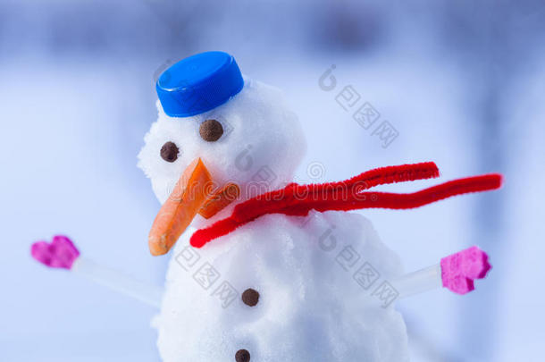 圣诞快乐小雪人戴着粉色手套在户外。冬季。