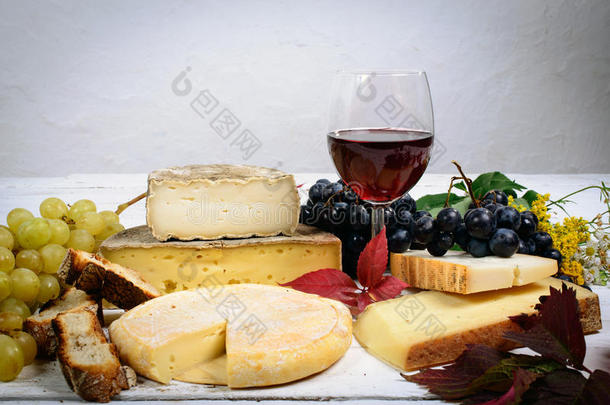 不同的法国风味奶酪配上一杯红酒