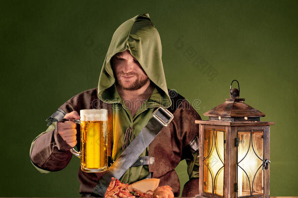 一个中世纪的男人在<strong>酒馆</strong>里，<strong>酒馆</strong>的背景是复古的啤酒