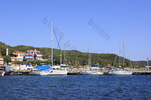 游艇码头在渔村的港口口福。