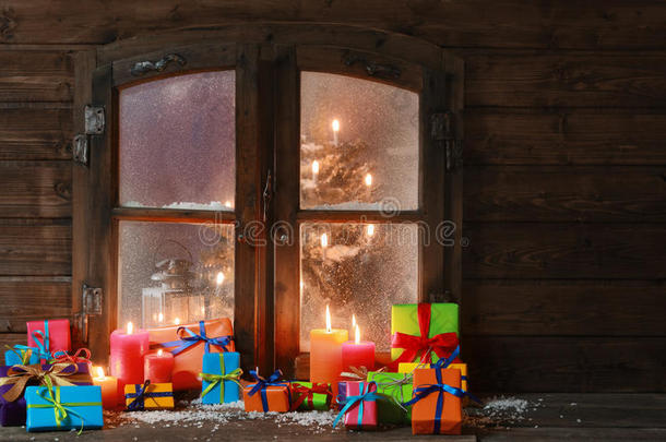 圣诞节时，橱窗边摆着礼品盒和蜡烛