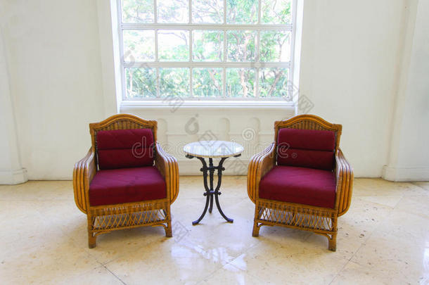 复古房红色古典风格扶手椅沙发沙发，白色房间复古红色沙发