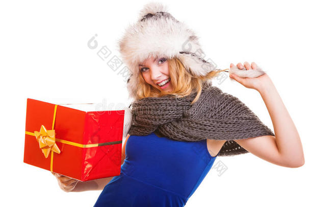 冬季女孩与红色礼盒隔离