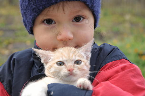 秋天带着小猫在户外的男孩
