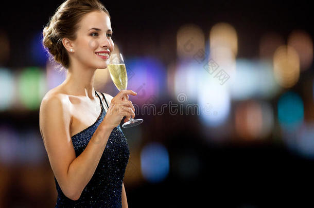 微笑的女人拿着一杯起泡酒