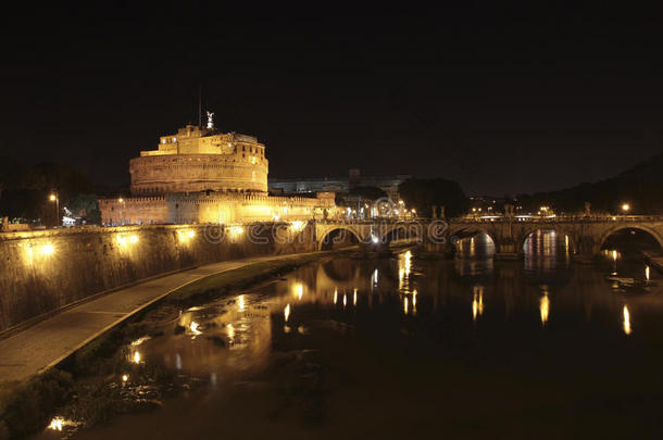 意大利罗马，夜晚的圣安吉洛城堡