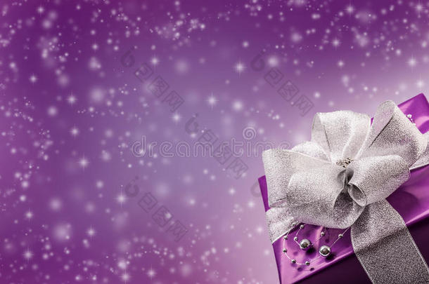 圣诞或情人节紫色礼物，银色丝带抽象紫色背景