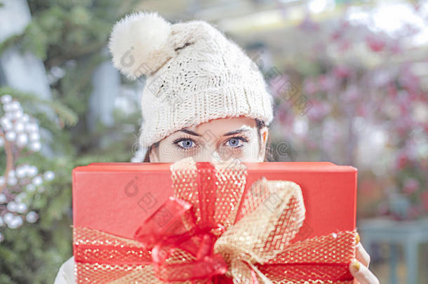 一位年轻女子在圣诞商店里展示她的礼品包