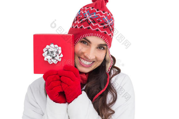 喜庆的黑发女人穿着冬装展示红色礼物