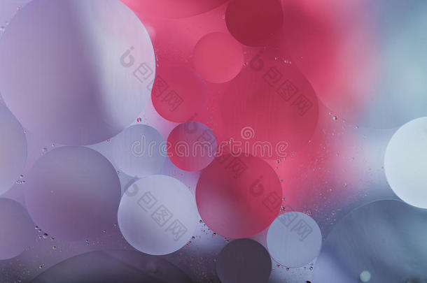 紫色，粉红色渐变油滴在水-抽象背景