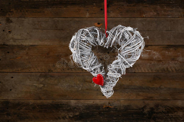 装饰心形圣诞花环白色小枝方格绸带红色心形旧乡村背景