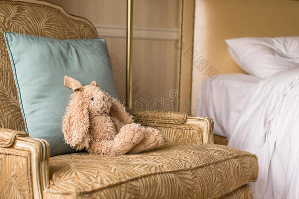 酒店房间椅子上的柔软毛绒玩具兔子