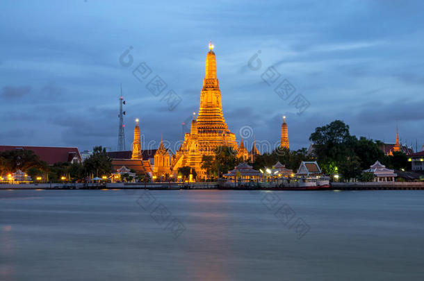 泰国，黄昏时分，泰国曼谷的湄南河旁的水阿伦河