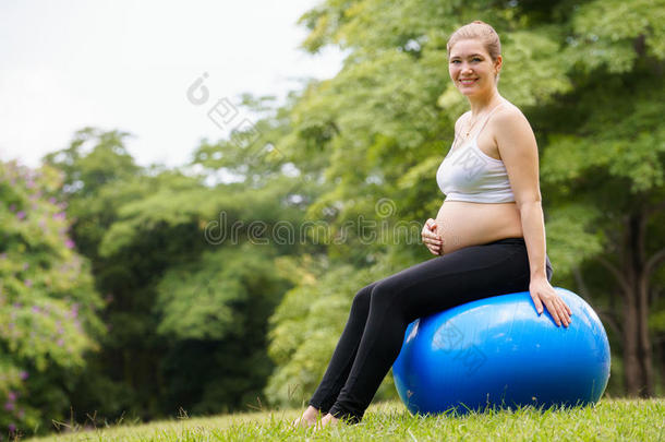 孕妇肚皮瑞士健身球健身公园