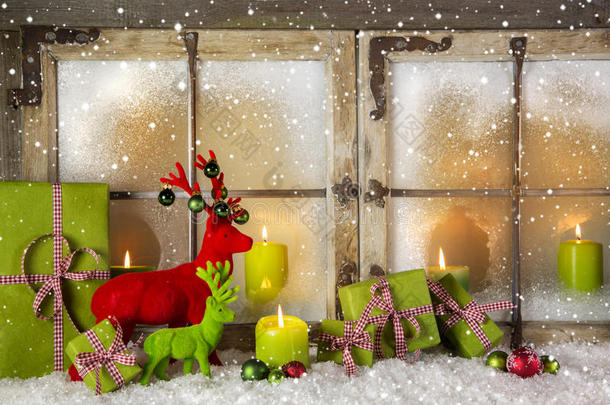 节日<strong>圣诞橱窗</strong>装饰绿色和红色与礼物和蜡烛。