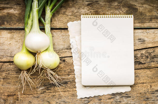 菜单背景。桌上有菜谱的蔬菜。用食谱书烹饪。