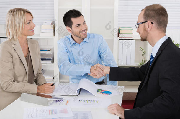 客户预约：与客户握手的业务团队