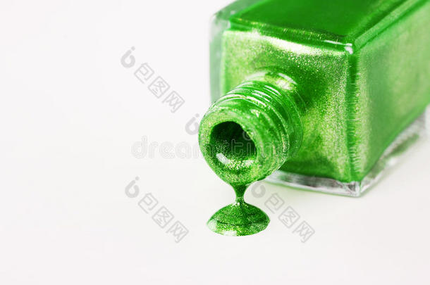 绿色指甲油滴落