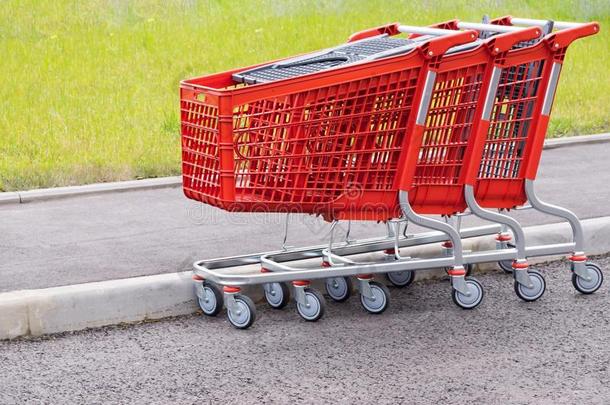 食品和生活用品的红篮子手推车