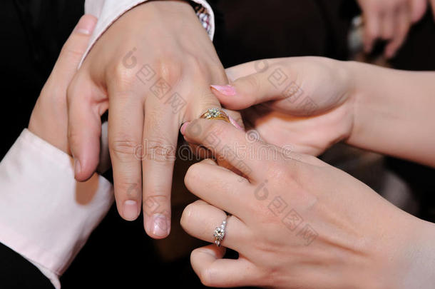 订婚戒指，新郎新娘手上的戒指
