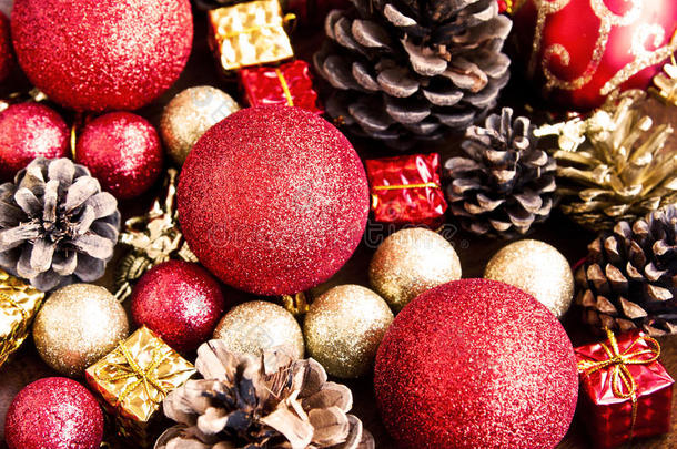 复古红色和金色圣诞金光闪闪的球体和装饰品