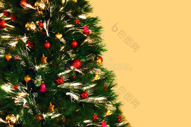 金色背景上的圣诞树