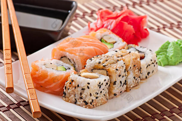 日本料理-寿司和生鱼片