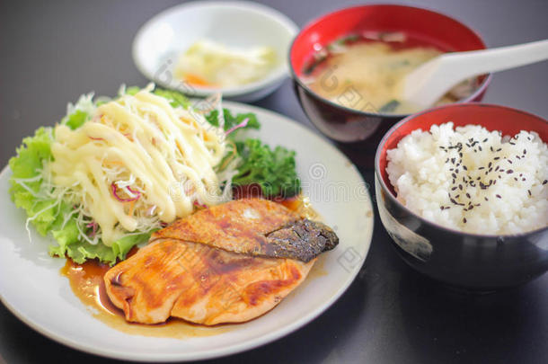 寿司日本美味菜肴肉鱼三文鱼美味鱼片食品装饰芥末沙巴米汤沙拉蛋黄酱