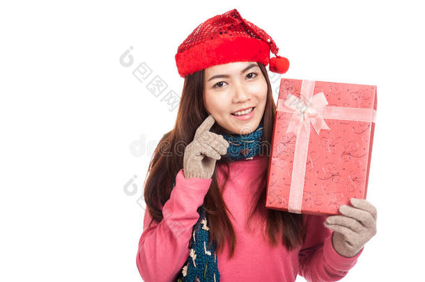 戴红色圣诞帽的亚洲女孩展示礼品盒