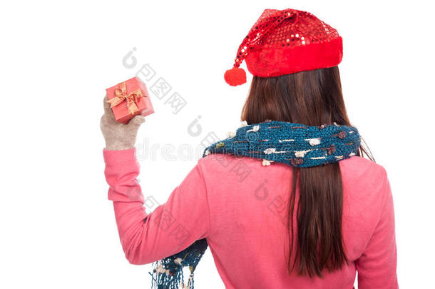 戴着红色圣诞帽的亚洲女孩的后背<strong>展</strong>示了一个<strong>礼品</strong>盒
