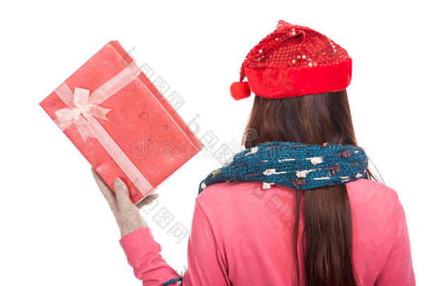 戴着红色圣诞帽的亚洲女孩的后背<strong>展</strong>示了一个<strong>礼品</strong>盒