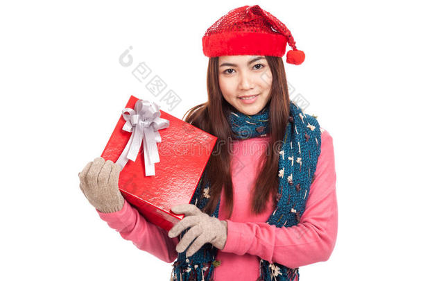 戴红色圣诞帽的亚洲女孩展示礼品盒