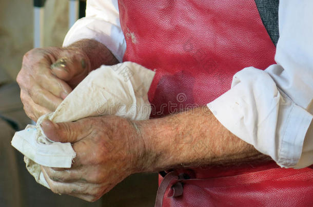 老工匠下班后在手工作坊洗手
