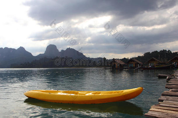 在静谧的湖面上划独木舟，在考梭看云景