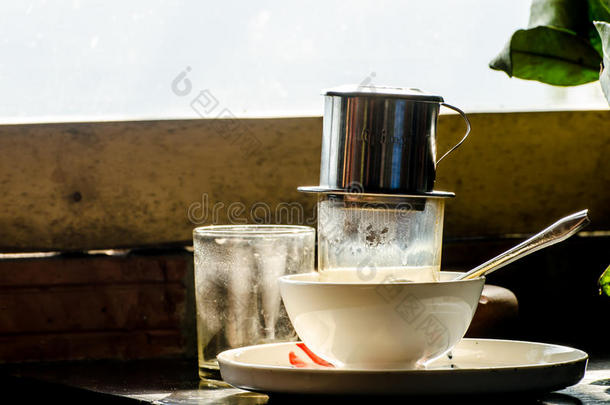 一杯怀旧的咖啡。越南：接近咖啡杯