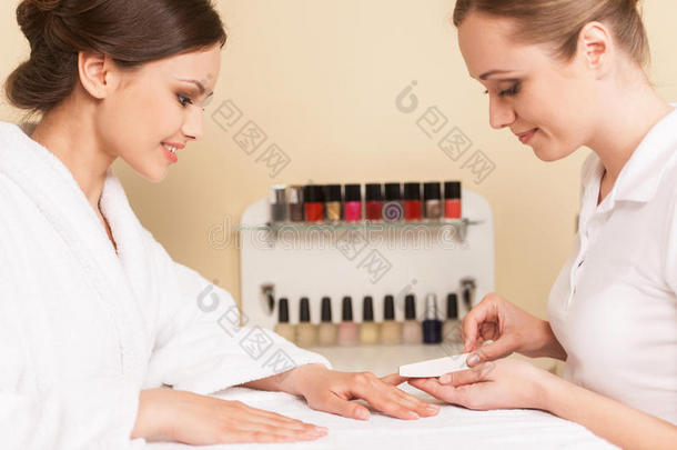 美容师手锉指甲美容美容师特写。