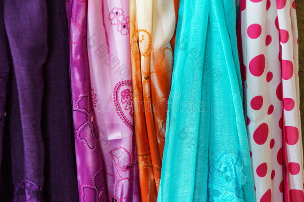 色彩鲜艳的围巾和<strong>面</strong>纱