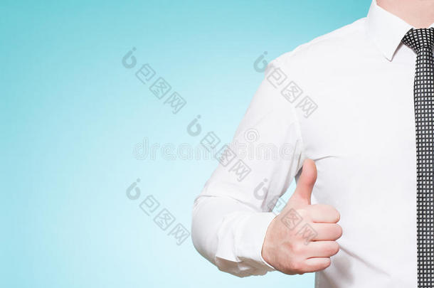 穿衬衫打领带的男人竖起大拇指