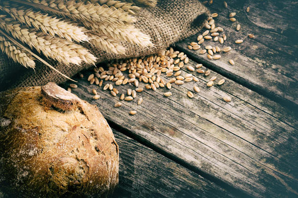 新鲜的<strong>面包</strong>和小麦