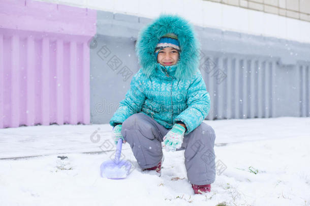 快乐的小女孩冬天在户外玩耍