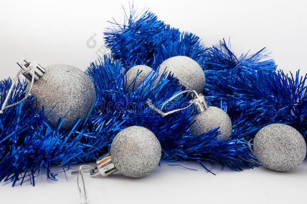 银色闪亮的圣诞球和白色背景上闪亮的蓝色胶带