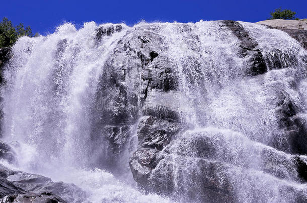 阿利拜克瀑布。多姆贝山脉。北高加索