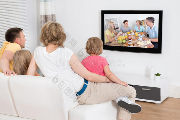 一家人一起看电视