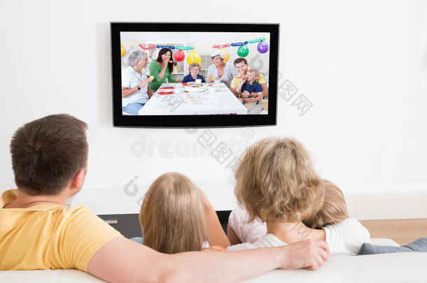 一家人一起看电视