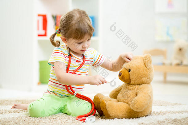 小女孩玩医生和治疗毛绒玩具