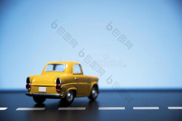 黄色五十年代玩具车模型。