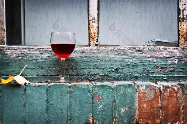 一杯靠近窗户的法国红酒