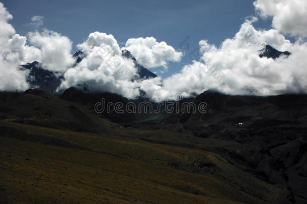 喜马拉雅山峰笼罩在季风云层中