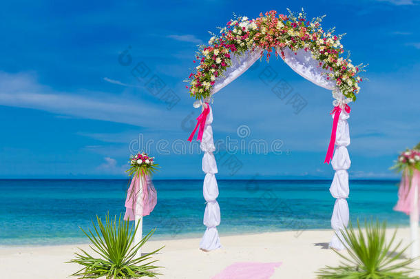 婚礼拱门和海滩设置，热带户外婚礼