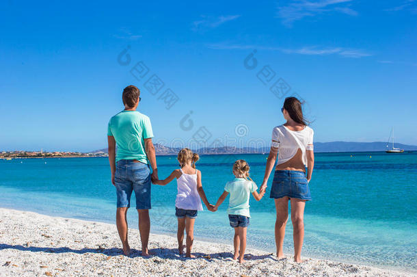 一家四口在暑假海滩度假